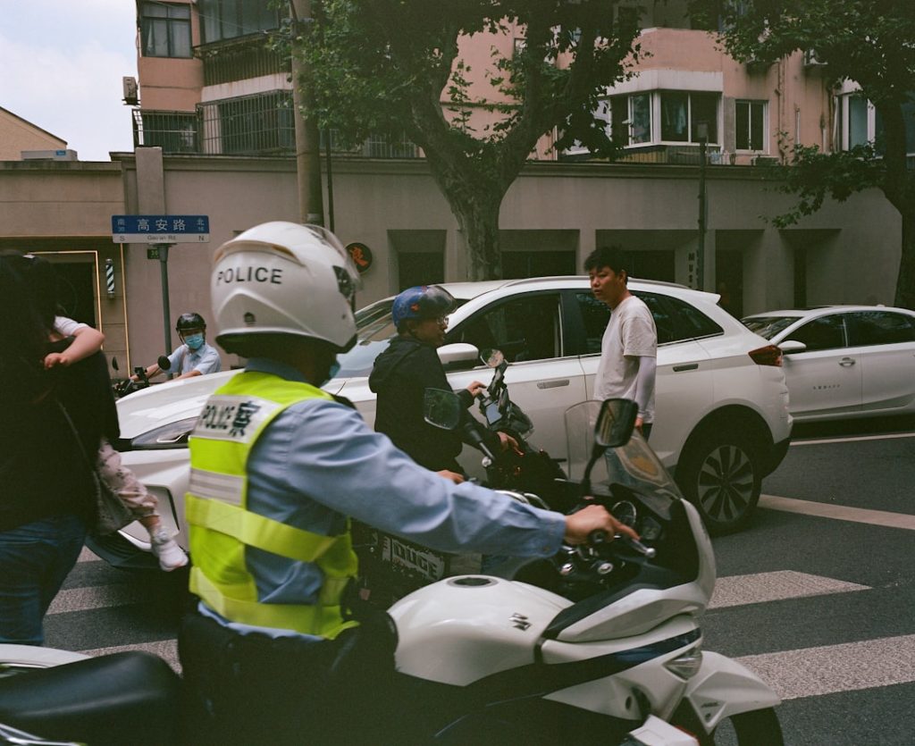 Um Grupo De Pessoas Andando De Moto Por Uma Rua Hz1TB_am90A