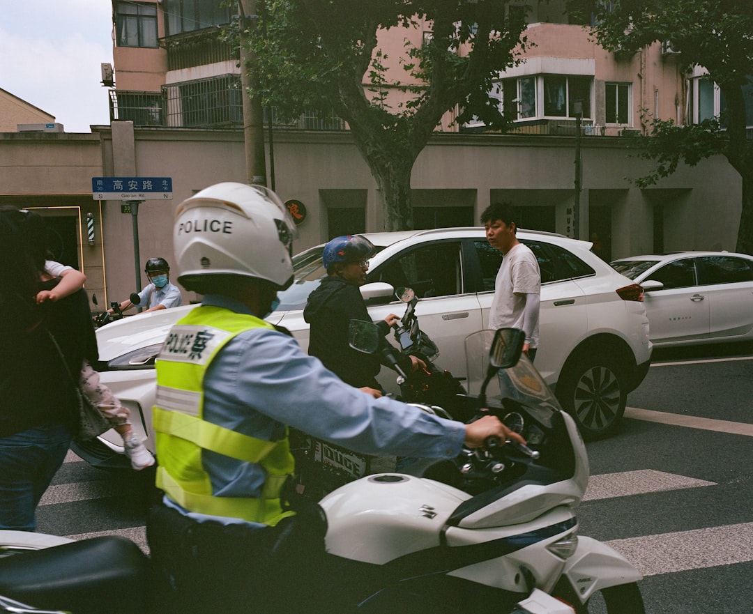 Um Grupo De Pessoas Andando De Moto Por Uma Rua Hz1TB_am90A