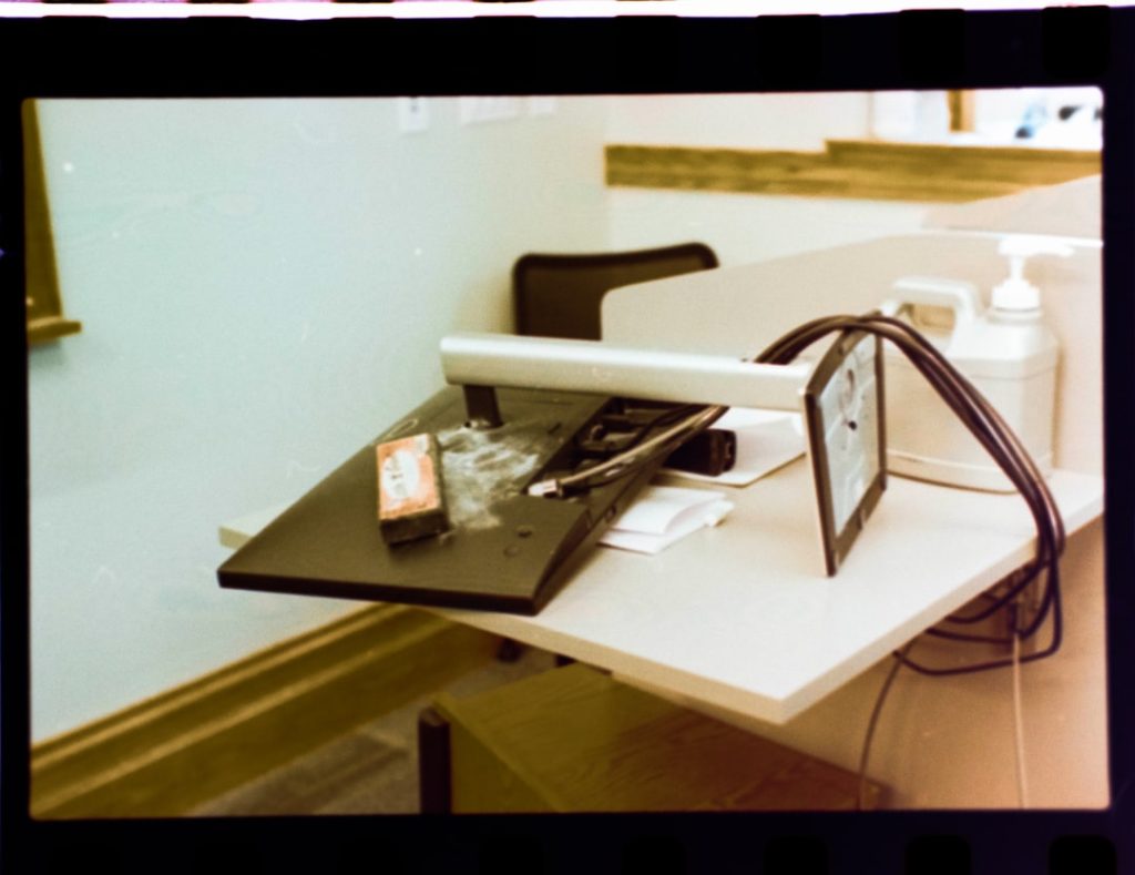 Um Telefone Celular Sentado Em Cima De Uma Mesa 9k8LwRIavQk