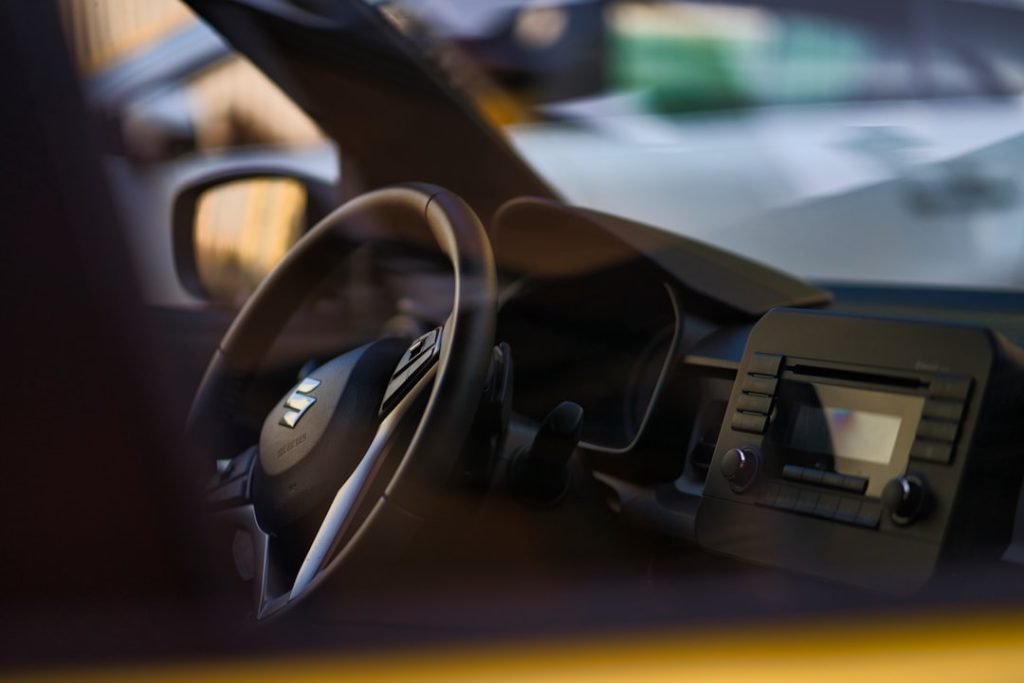 Volante De Carro Preto E Prateado rNSDVXtzjAE