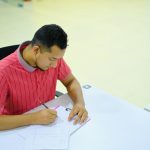 Homem Em Vermelho E Branco Listrado Pescoco Da Tripulacao T Shirt Escrevendo Em Papel Branco S11gLPPfpbc