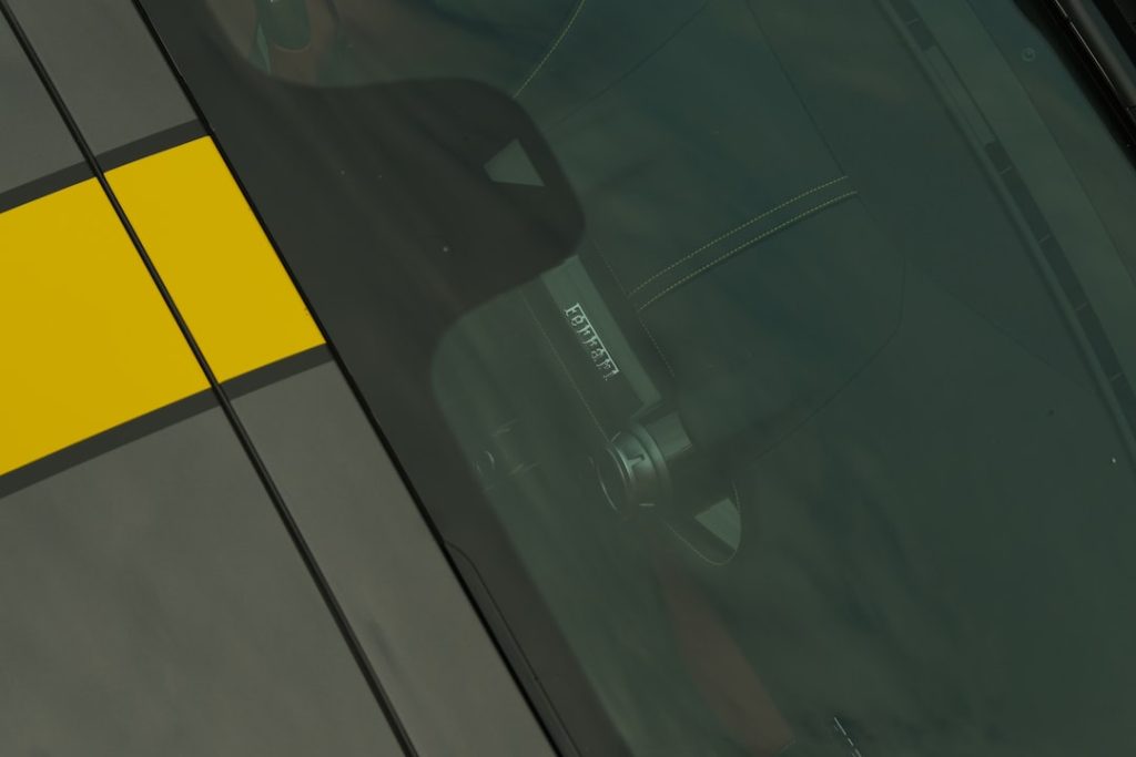 Faixa Amarela Em Uma Superficie Escura Com Reflexao bim_iGVABg4