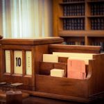 Um Modelo De Madeira De Uma Casa O5LpmpOqy0g