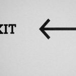 Uma Foto Em Preto E Branco De Um Sinal De Saida F6cMi3DXdPg