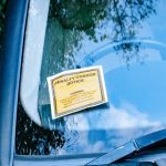 Um Carro Com Um Sinal Amarelo Preso a Janela Lateral D6ljIbQMNhs