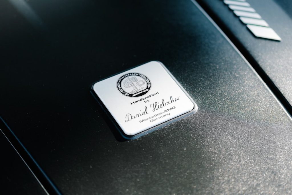 Emblema Prateado Sobre Superficie De Textura Escura wAZSApBg2gc