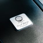 Emblema Prateado Sobre Superficie De Textura Escura wAZSApBg2gc