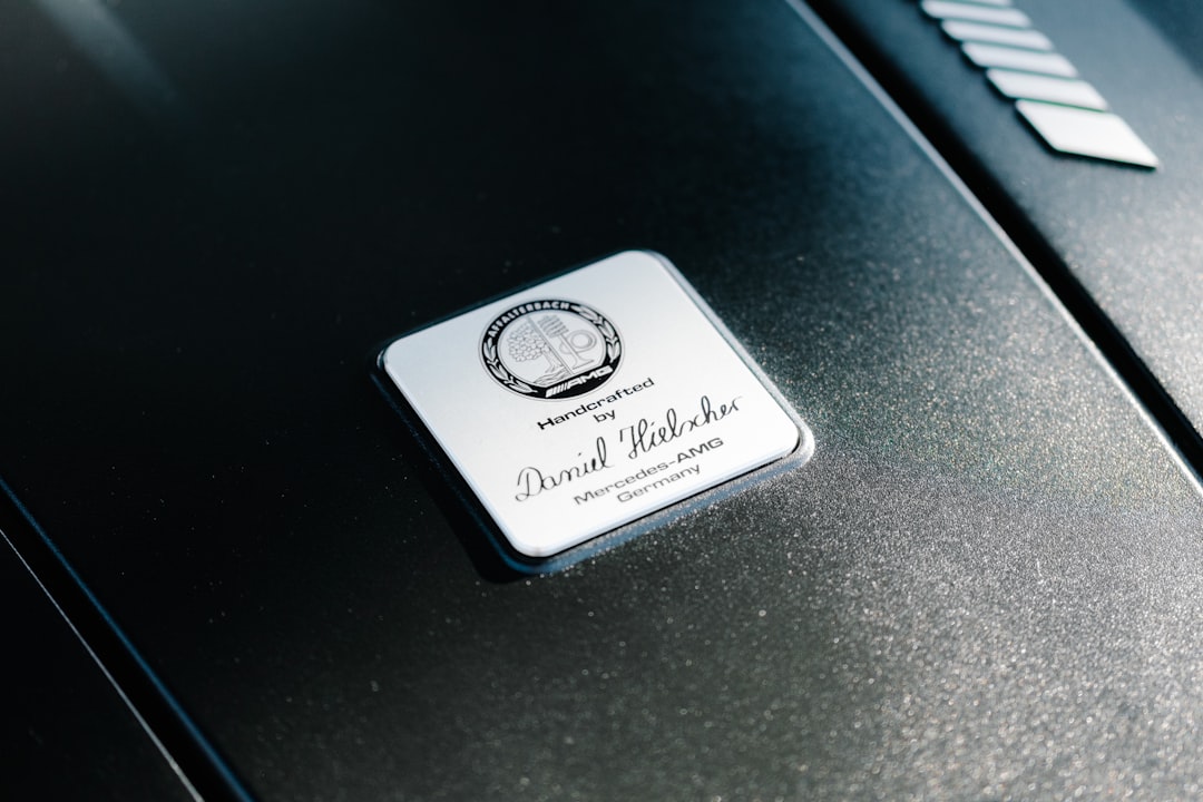 Emblema Prateado Sobre Superficie De Textura Escura wAZSApBg2gc