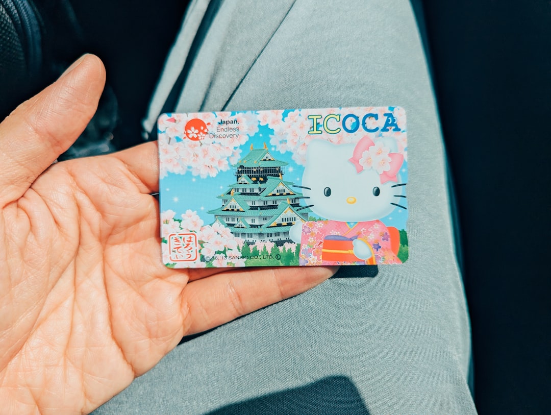 Uma Pessoa Segurando Um Cartao De Ola Kitty Na Mao 38_r4yQ1fHI