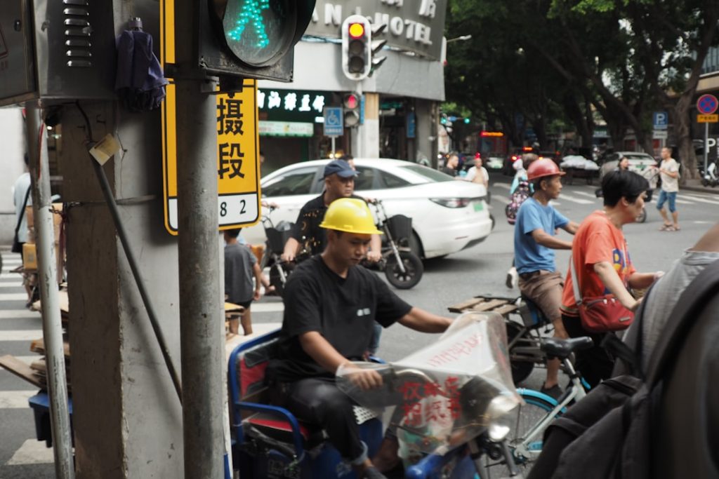 Um Grupo De Pessoas Andando De Motocicleta Por Uma Rua NWxlbNaLyV4