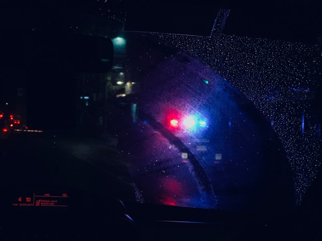 Um Close up Do Espelho Retrovisor De Um Carro a Noite yAsZsGBuS5Q