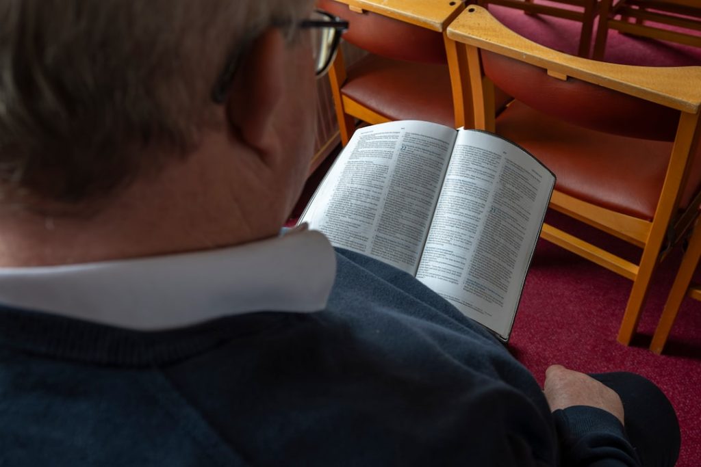 Um Homem Lendo Um Livro Em Uma Igreja F6ual2lyi0A