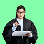 Um Homem Segurando Um Pedaco De Papel 9fSLn5 nL7k