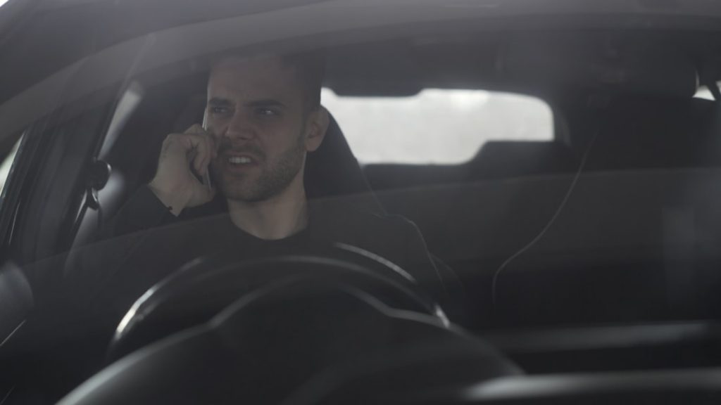 Homem Falando Ao Telefone Enquanto Dirige Carro 2pBxGolt6sQ