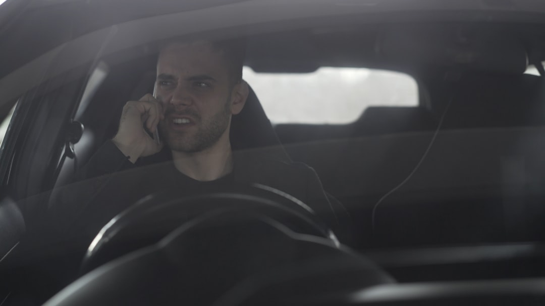 Homem Falando Ao Telefone Enquanto Dirige Carro 2pBxGolt6sQ