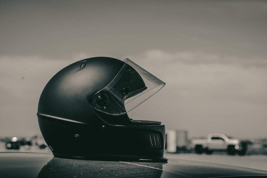 O Capacete Da Motocicleta Repousa Sobre Uma Superficie Reflexiva c9IlAjRWWME