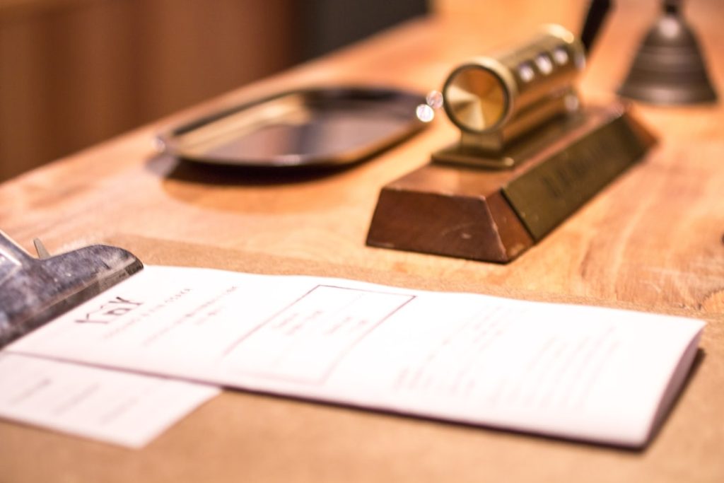 Papel Impresso Dobrado Branco Sobre a Mesa NBjaw YUU7k