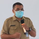 Homem No Botao Marrom Ate Camisa Segurando Garrafa Branca E Preta JwErpuPpISs