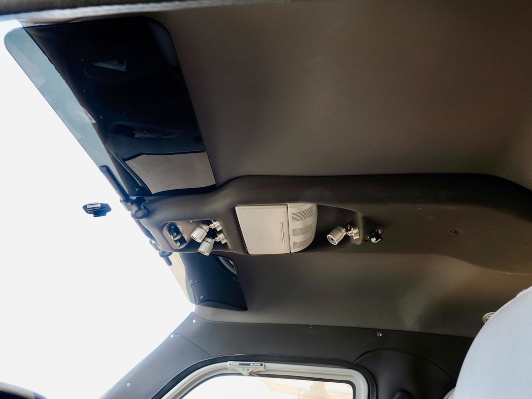 Vista Interna Do Teto Do Cockpit De Uma Pequena Aeronave azozUGBgVo4