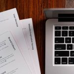 Um Computador Portatil Sentado Em Cima De Uma Mesa De Madeira HNP2rhaOs0U