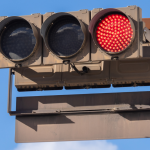 Semáforo com sinal vermelho.