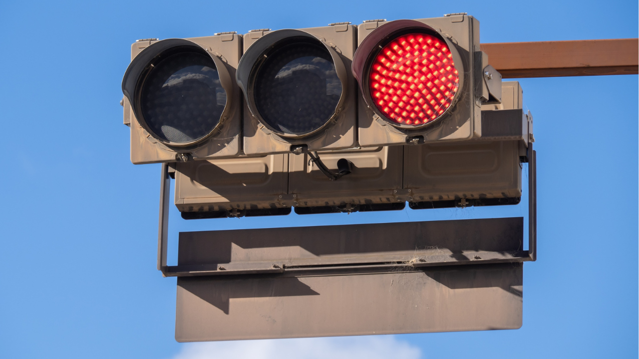 Semáforo com sinal vermelho.