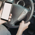 Mulher utilizando o aparelho celular enquanto dirige.