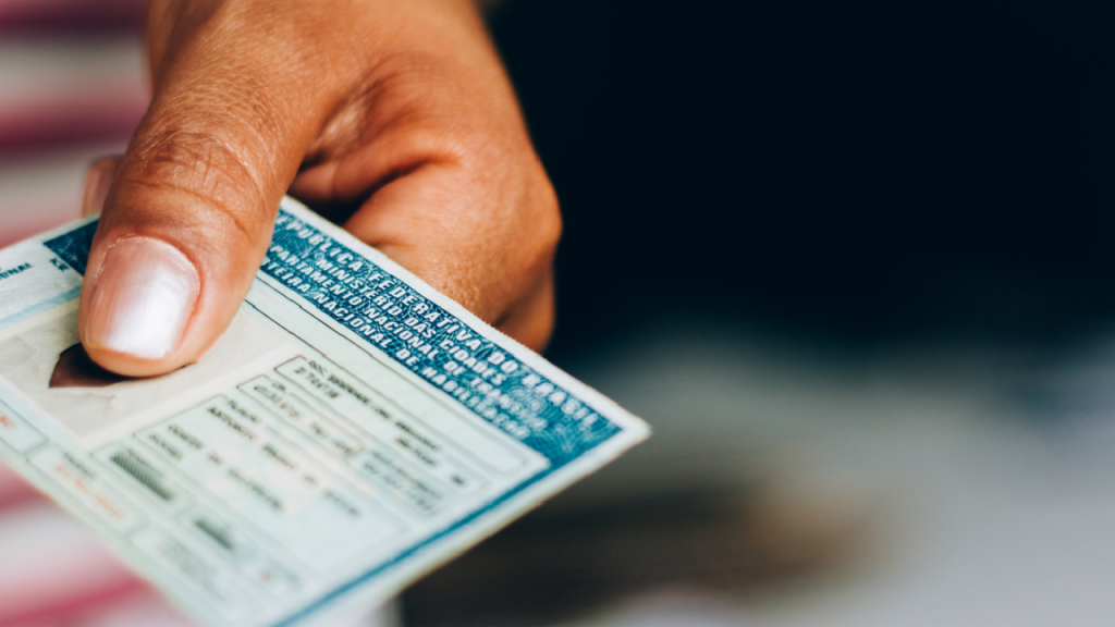 Homem segurando habilitação (pontos na CNH)