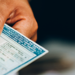 Homem segurando habilitação (pontos na CNH)