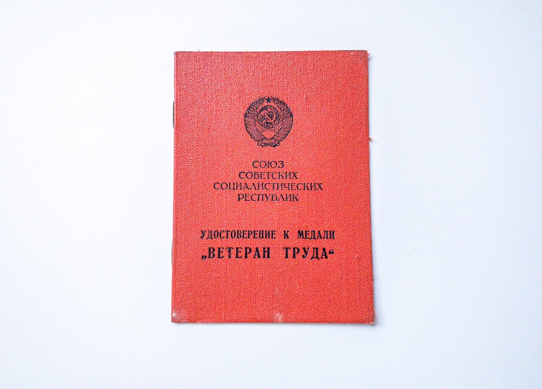 Livro Vermelho Na Mesa Branca NcREroeLNdY