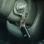 Uma Macaneta De Porta De Carro Com Um Chaveiro Pendurado jD12WnhjvXY