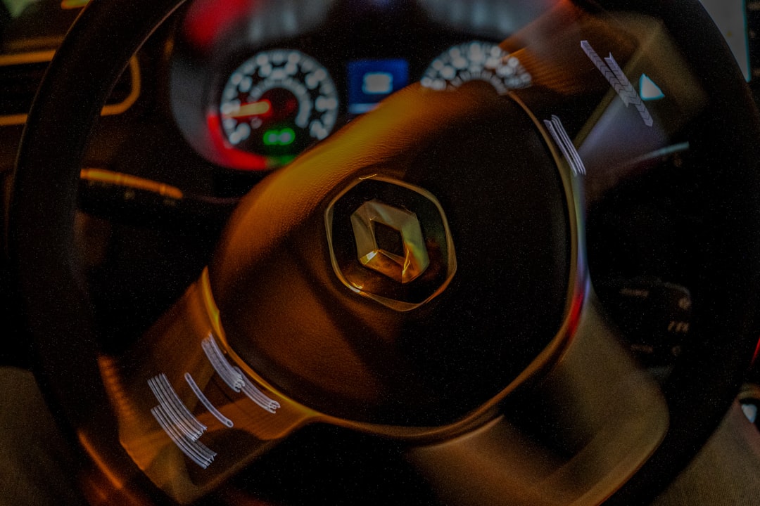 Close up De Um Carro Volante Com Logo lXHYFwtMRvY