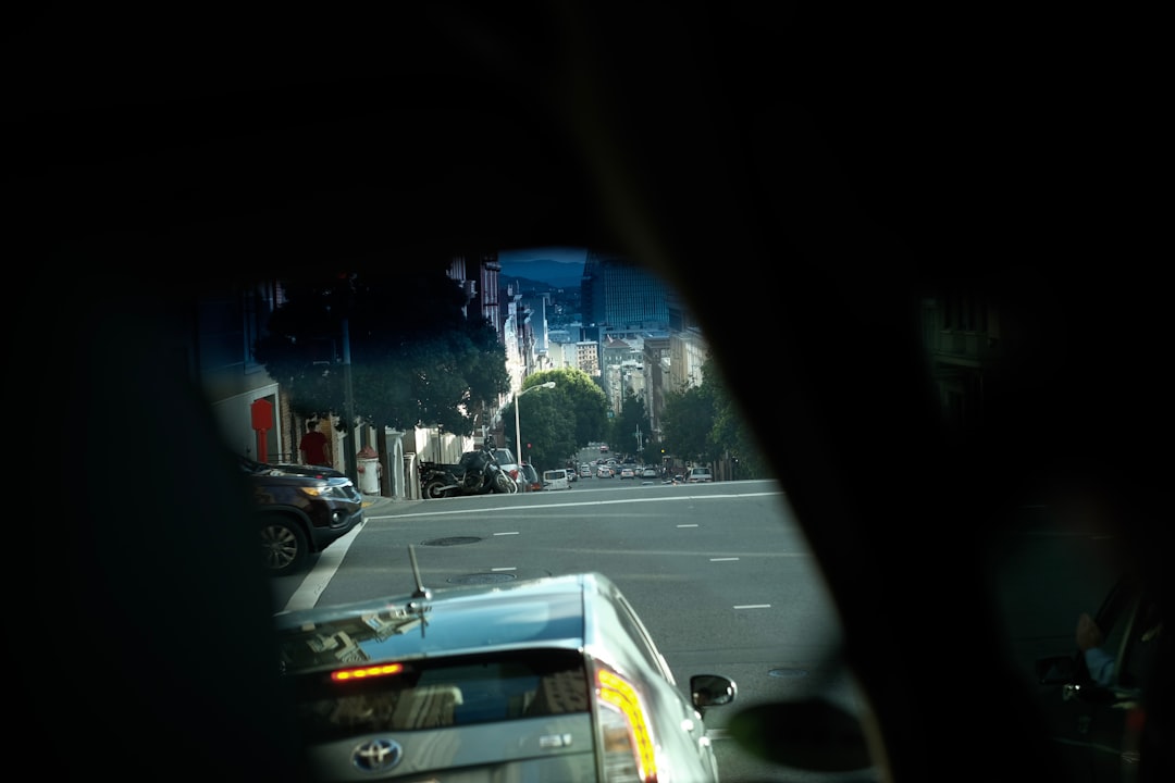 Vista De Uma Janela De Carro Olhando Para Uma Paisagem Urbana 0 fldtVriTc