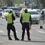 Dois Policiais Parados Na Beira De Uma Estrada AqR7JhePqmQ