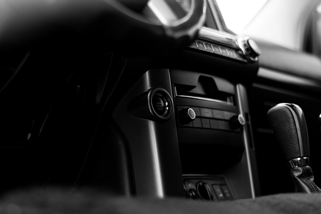 Uma Foto Em Preto E Branco De Um Painel De Instrumentos Do Carro HqfzvWu1964