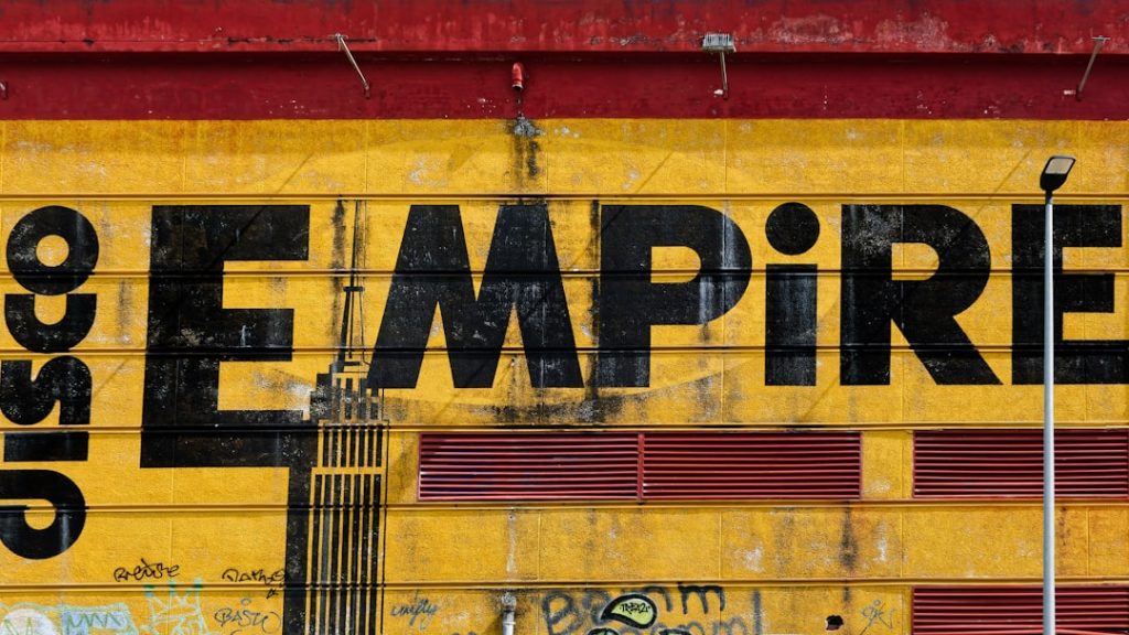 Um Predio Amarelo E Vermelho Com Grafite 2_u3F AodoA