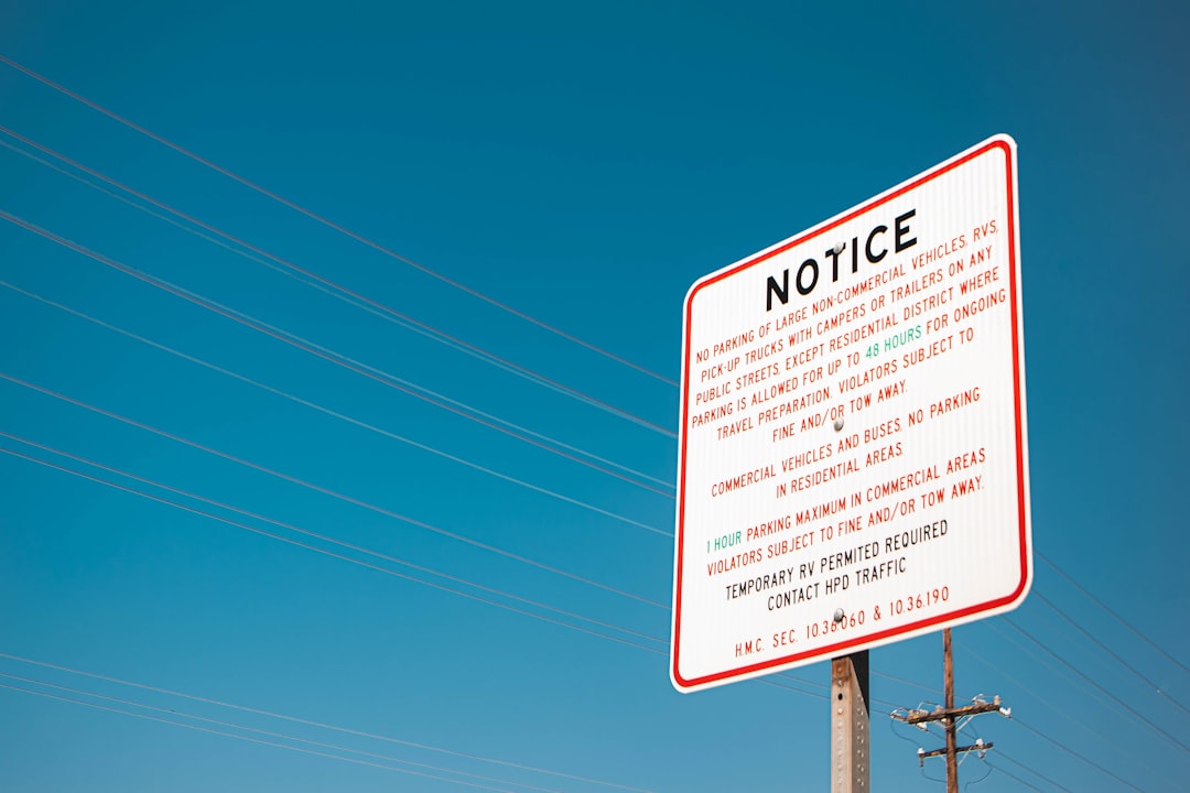 Um Sinal Vermelho E Branco Sentado Ao Lado De Uma Estrada tV_psSb66l8