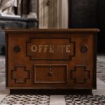 Uma Caixa De Madeira Sentada Em Cima De Um Piso Frio _5vsRguqRMU