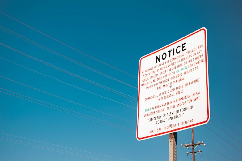 Um Sinal Vermelho E Branco Sentado Ao Lado De Uma Estrada tV_psSb66l8