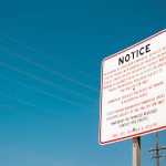 Um Sinal Vermelho E Branco Sentado Ao Lado De Uma Estrada tV_psSb66l8