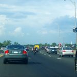 Uma Motocicleta E Carros Dirigindo Pela Estrada gRg2f3XRkpA