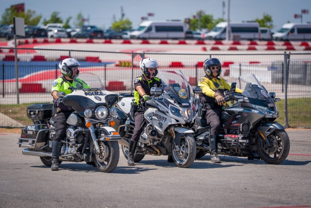 Tres Policiais Em Motocicletas oXCRZWoa zM