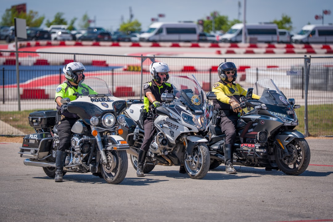 Tres Policiais Em Motocicletas oXCRZWoa zM