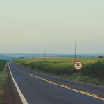 Estrada De Asfalto Preto Ao Lado De Usinas Verdes u_kqYLCtk54