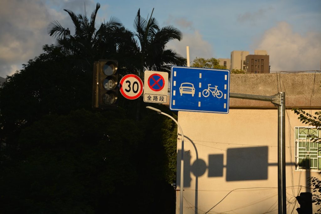 Sinais De Transito Com Simbolos De Carros E Bicicletas MvkwySmBg1Y