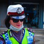 Homem Em Branco Verde E Colete Amarelo Vestindo Capacete Branco qwC32xVyYZA