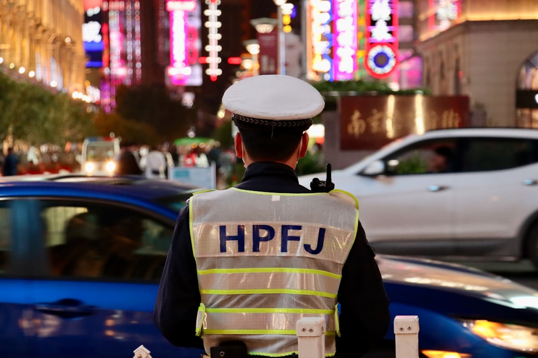 Um Policial Parado No Meio De Uma Rua Movimentada uWGvHFx_k7Q
