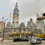 Um Grande Edificio Com Um Campanario Em Cima Dele ARlO29SKa Q