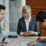 Pessoas De Negocios Assinando Um Contrato Em Uma Mesa iPheGw7_UaI