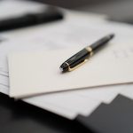 Uma Caneta Sentada Em Cima De Uma Pilha De Papeis D8 78LclvmQ